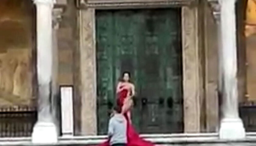 Modella americana seminuda davanti al Duomo di Amalfi denunciata per atti osceni