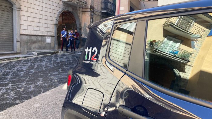 Tenta di entrare in casa dal balcone: cade e muore