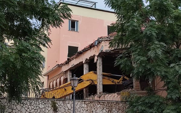 Amianto a Salerno, sigilli al cantiere dell’ex “Sacro Cuore” a Torrione