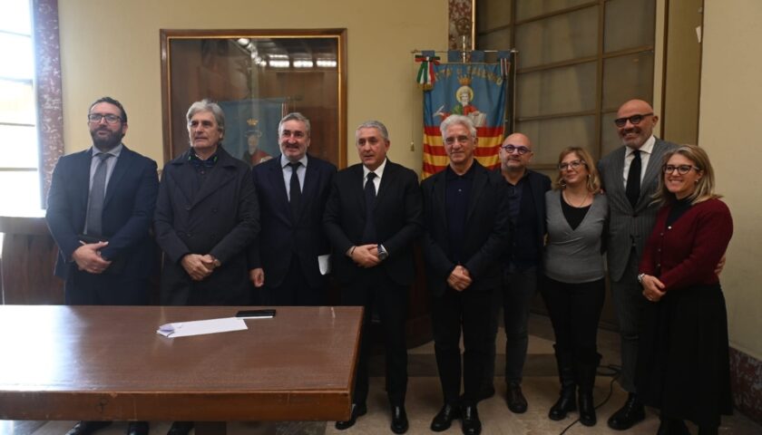 Luci d’Artista, presentata l’edizione 2022/2023: venerdì il via. Sul lungomare la casa di Babbo Natale