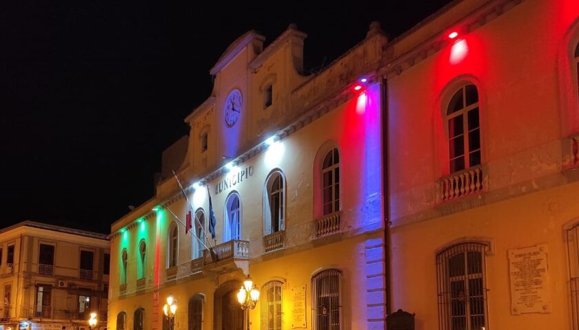 Nocera Inferiore, il Comune si illumina di viola e bianco