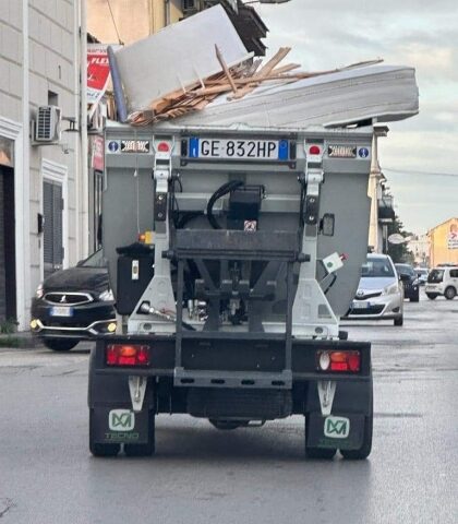 Pagani. Mezzi non idonei per la raccolta di rifiuti ingombranti, Sessa e Petrelli chiedono chiarezza al Commissario