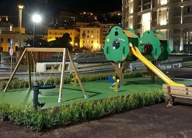 Salerno, cede altalena in piazza della Liberta e si ferisce una bambina