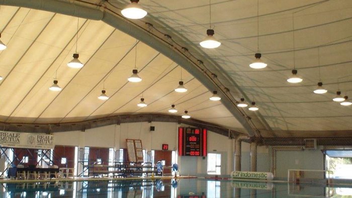 Salerno, dipendenti in ferie e piscina comunale “Vitale” chiusa