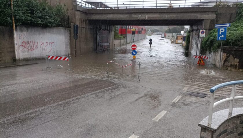 A Mercato San Severino sottopasso via Faraldo chiuso al transito per allagamento. Protezione civile e lavoro nelle frazioni