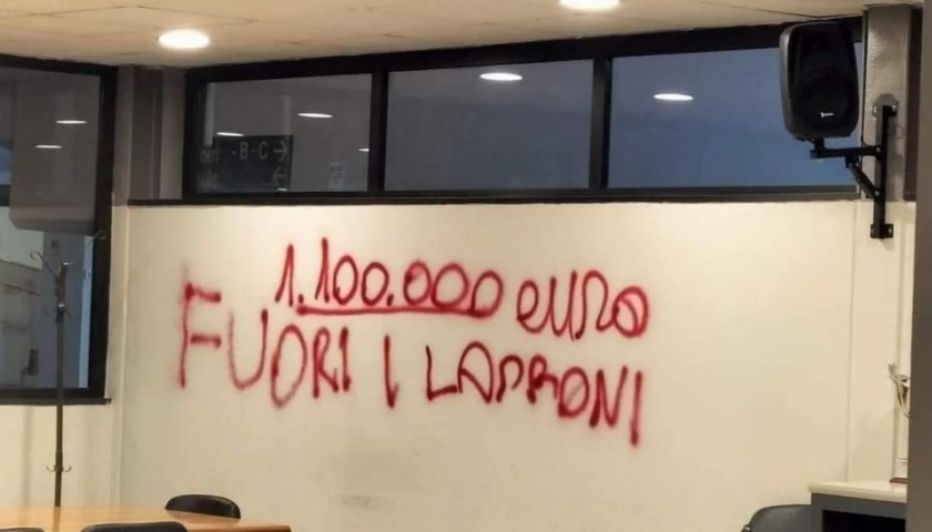 Tribunale di Napoli vandalizzato, graffiti nella camera penale. Gli avvocati: “Vile sfregio”