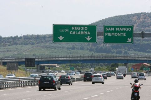 Autostrada del Mediterraneo. Chiuso il tratto tra gli svincoli di San Mango Piemonte e Pontecagnano Nord