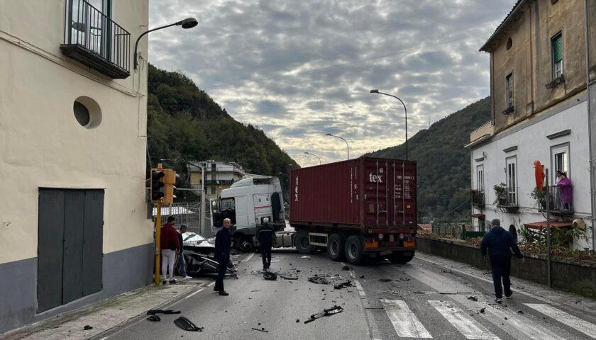 Grave incidente a Molina di Vietri, tir contro auto: ferito un giovane