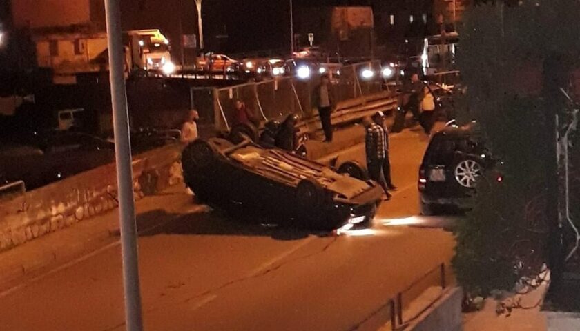 Nocera Superiore, auto si ribalta in via Libertà. Conducente ferito