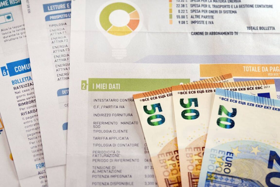 Analisi utenze domestiche: i salernitani spenderanno 1700 euro tra luce e gas nel 2026