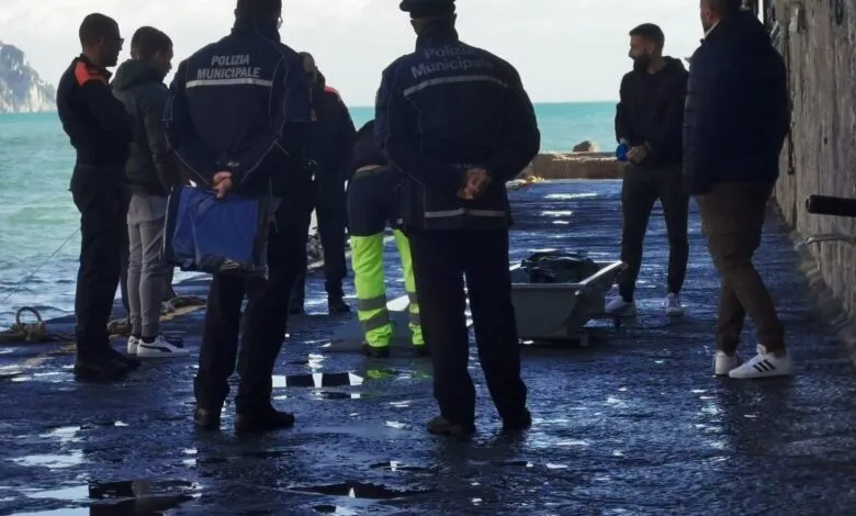 Tragedia a Furore, fotografa Fiordo e viene risucchiata da un’onda: muore turista