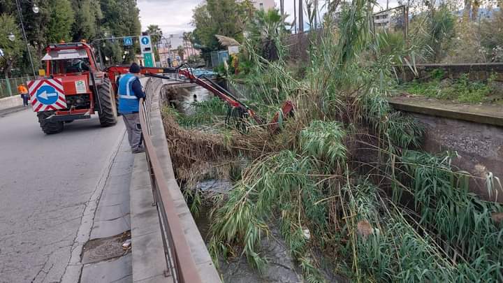 SCAFATI, PULIZIA DEGLI ARGINI DEL RIO SGUAZZATORIO