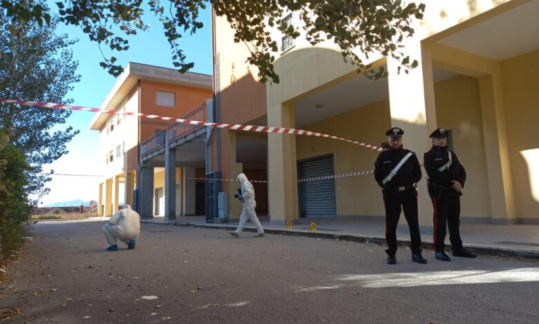 Bimba lanciata dalla finestra a Fisciano, la madre visita in carcere il marito