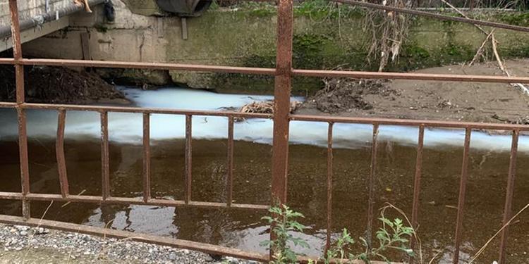 Angri, torna l’incubo sversamenti illeciti nel Rio Sguazzatorio