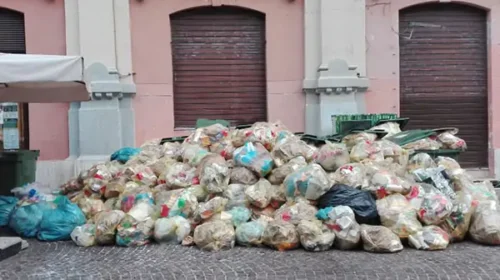 Salerno, montagna di rifiuti in pieno centro. Commercianti sotto accusa