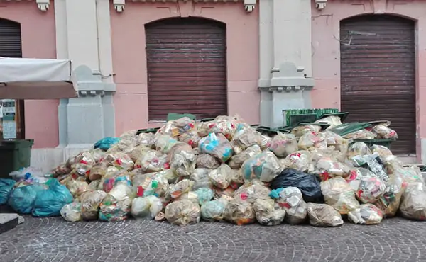 Salerno, montagna di rifiuti in pieno centro. Commercianti sotto accusa