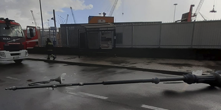 Salerno, un tir abbatte palo della luce in via Ligea