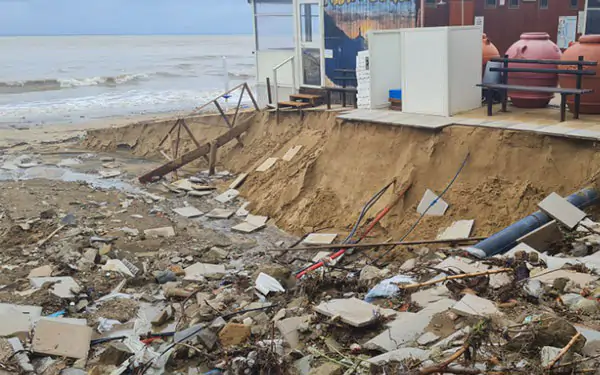 Spiaggia Pozzillo a Castellabate danneggiata dal maltempo, gravi danni ai lidi