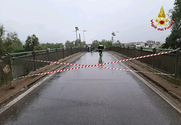 Maltempo, chiuso il ponte Calore tra Serre e Altavilla