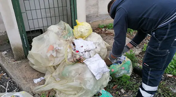 Dipendente di Salerno Pulita ferito da ladri di metalli con una bottiglia rotta