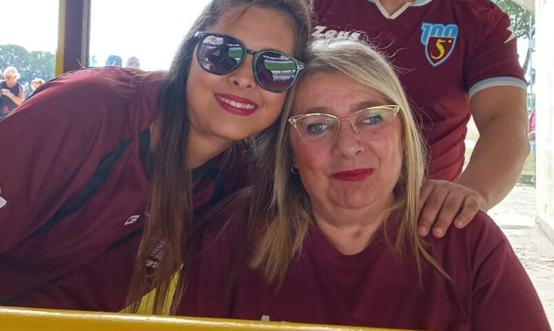 Torna allo stadio 17 anni dopo un dramma personale e scoppia in lacrime
