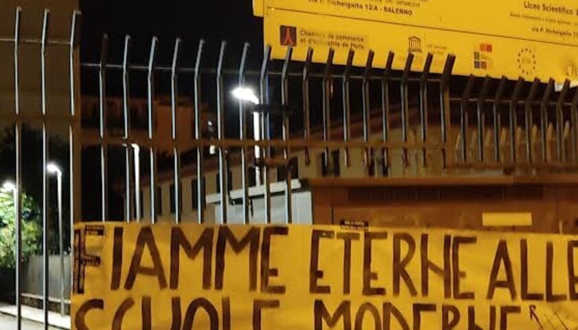 “FIAMME ETERNE ALLE SCUOLE MODERNE”, PROTESTA DI RETE STUDENTESCA A SALERNO