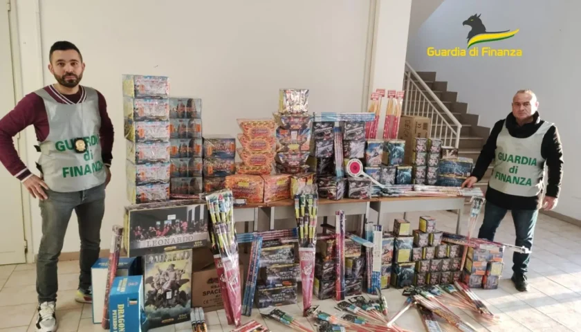 Montecorvino Rovella, fuochi d’artificio venduti nel negozio di casalinghi: scatta il sequestro