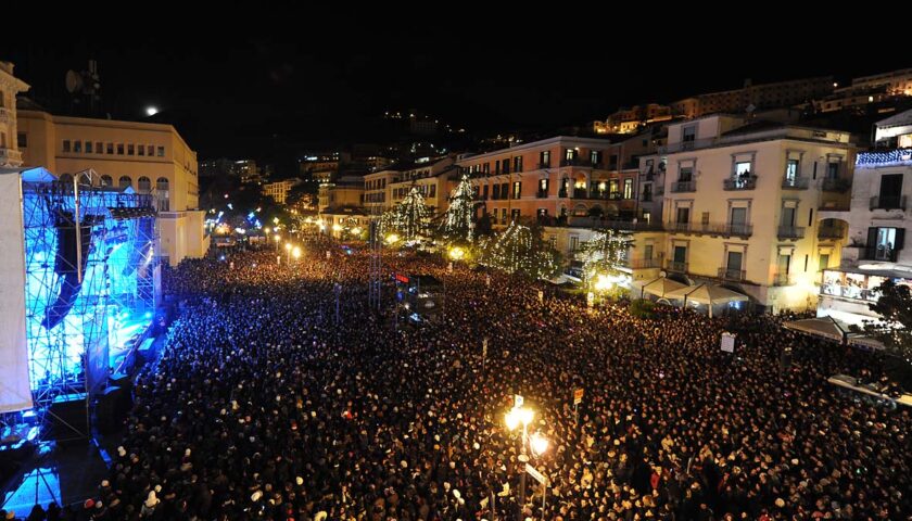 Salerno, nessun pienone in piazza a Capodanno:  concerto dei Negroamaro solo per 5mila persone