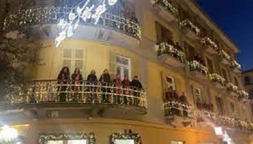 Spettacolo a Salerno dai ballatoi di via Velia con il CoroPop del Maestro  Ciro Caravano - il Giornale di Salerno .it