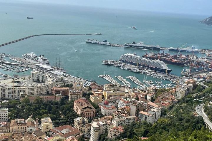 Stazione Marittima Salerno, chiusura di stagione col botto: sotto l’albero di Natale arriva Artania