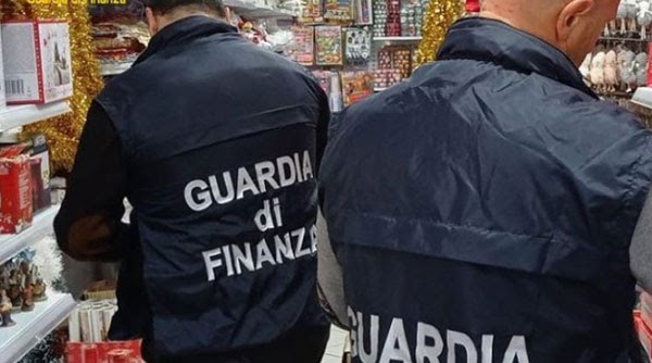 Piana del Sele e Agropoli, sequestrati 25mila addobbi natalizi