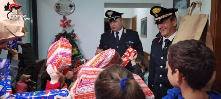 Capaccio, giocattoli e dolciumi dai carabinieri per 11 bimbi ucraini