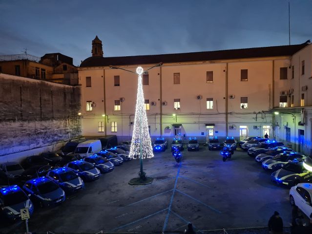Accensione dell’albero di Natale nella Caserma Pisacane, gli auguri del Questore e dei poliziotti