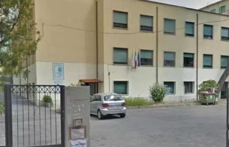 Incidente alla Calcedonia di Salerno: cade finestra, maestra si ferisce