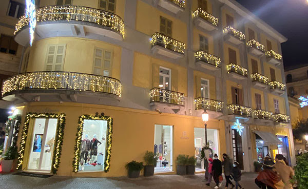 Illuminiamo Salerno, domani il Coropop dai balconi di via Velia con Ciro Caravano dei Neri per Caso