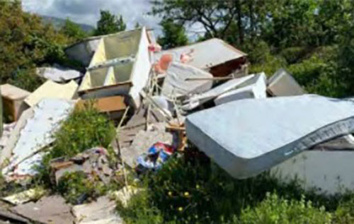 Degrado e rifiuti sulla strada che porta a Croce e a Pellezzano