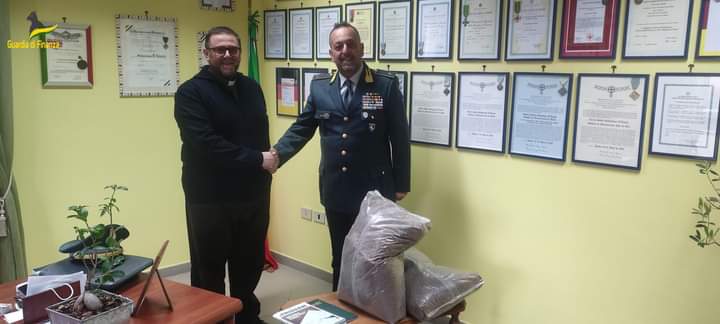 LA GUARDIA DI FINANZA DONA ALLA CARITAS 57MILA KG DI NOCCIOLINO AD USO COMBUSTIBILE