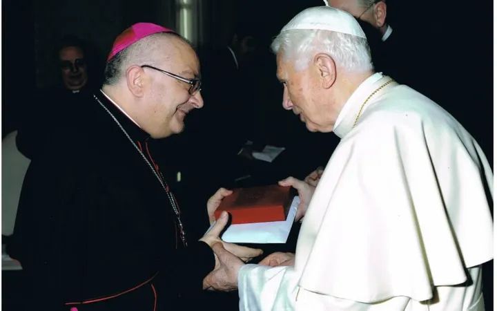 Il vescovo della Diocesi Nocera/Sarno depone il fiore della gratitudine accanto alle spoglie di Ratzinger