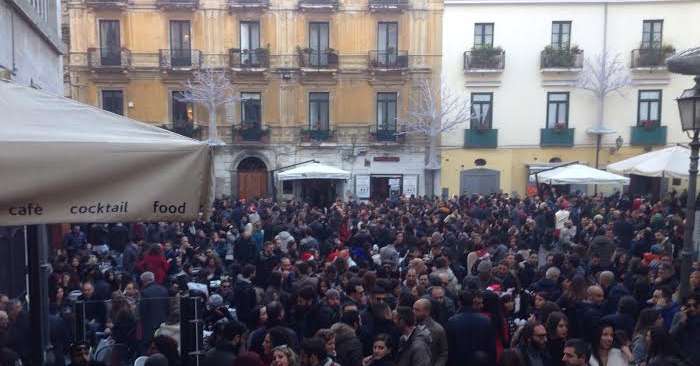 Vigilia di Natale con tanta gente per lo “struscio” a Salerno, l’ordinanza sui brindisi non ha funzionato