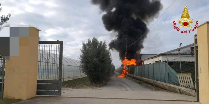 Fiamme in una azienda di Bellizzi