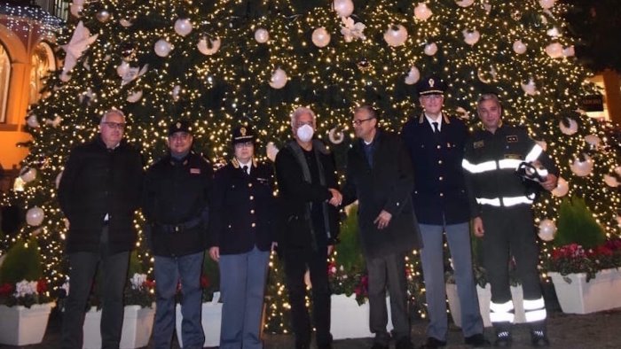 Salerno, la Polizia addobba l’albero di Natale in piazza Portanova