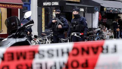 Spari in centro a Parigi, 2 morti e 4 feriti