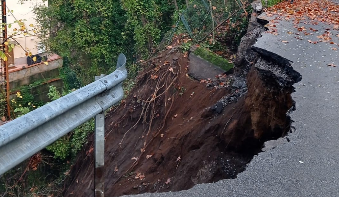 Cava de’ Tirreni, paura a Rotolo: frana una strada