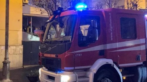 Camerota, portone incendiato: indagini per dolo