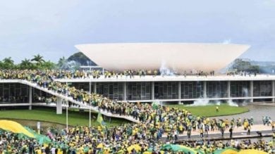 In Brasile i sostenitori di Bolsonaro assaltano i palazzi del potere