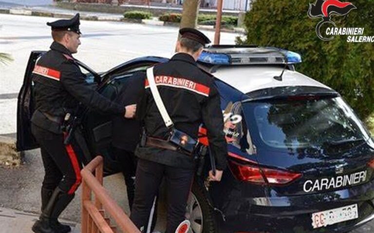 Sequestra e rapina un professore, 18enne alla sbarra