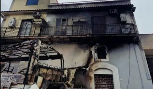 Bus incendiato a Pagani, famiglia resta senza casa