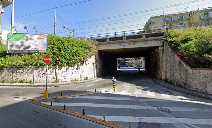 Salerno, caduta pietre: chiuso sottopasso