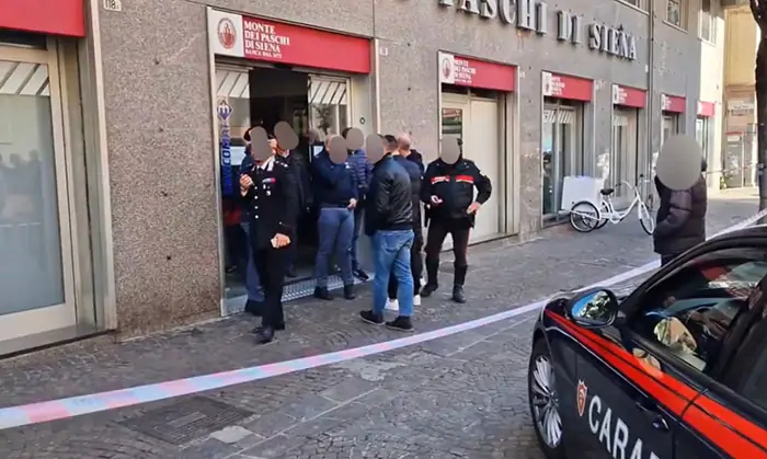 Banda del buco tenta colpo in banca al centro di Salerno, suona l’allarme e scatta la fuga