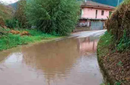 Salerno, Brignano allagata. I residenti: “Attendiamo sempre le fognature”